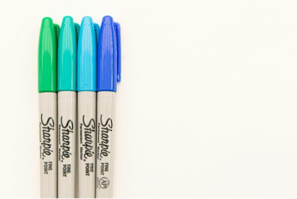 4 Buntstifte in verschiedenen Farben als Symbol für Moderation