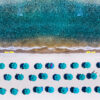 Blaues Meer, Strand mit blauen Sonnenschirmen als Symbolfoto für Kommunikationsmodelle